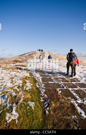 Les randonneurs à pied du haut de Mam Tor dans le parc national de Peak District, Derbyshire, Angleterre Banque D'Images