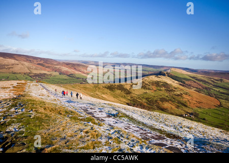 Les randonneurs à pied en partant du haut de Mam Tor vers la grande crête dans le parc national de Peak District, Derbyshire, Angleterre Banque D'Images