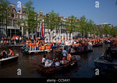 Les fêtards dans leurs bateaux sur le Kaizersgracht, Amsterdam pendant la Queen's Day 2011 Banque D'Images