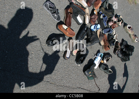 Chaussures échoués sur Westward Ho ! Plage de Karon Beach après les inondations Banque D'Images
