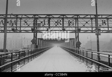 26 janvier 2011 : vu la neige qui tombe sur le pont de Williamsburg dans le Lower East Side à New York City, USA. Banque D'Images