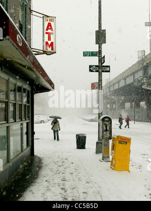 26 janvier 2011 : La neige vu tombant dans le Lower East Side de Manhattan à New York City, USA. Banque D'Images
