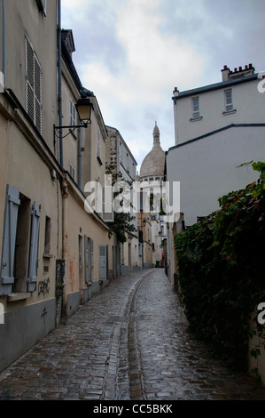 Rue Pavée menant à la basilique du Sacré-cœur à Paris Banque D'Images