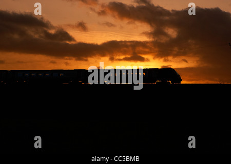 Un arriva XC voyager au nord par l'intermédiaire de campagne du Worcestershire avec une Plymouth leeds service. Jan 2012. Banque D'Images