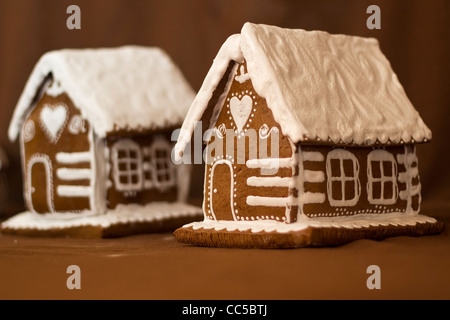 Deux chalets d'épices décoré dans le fashion de vieilles maisons en bois/log cabin typique de l'Europe centrale Banque D'Images