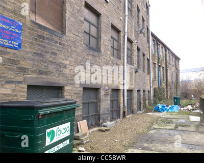 La dégradation du milieu urbain dans la région de Bradford - La zone autour de l'ancien moulin d'usines Banque D'Images