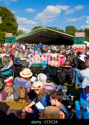 La foule au Cambridge Folk Festival qui a lieu à la fin de juillet de chaque année, Cherry Hinton dans la ville de Cambridge en Angleterre UK Banque D'Images
