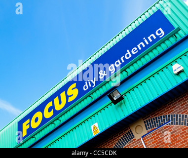 Affiche à l'extérieur de l'accent DIY et magasin de jardinage qui a fermé après la société britannique est entré dans l'administration en mai 2011 Banque D'Images