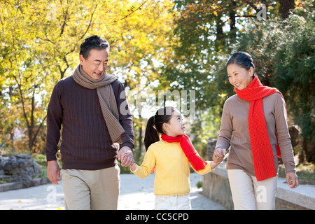 Couple avec petite fille se promenant dans le parc en automne Banque D'Images