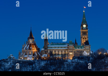 Gouvernement fédéral du Canada Édifice du centre de la colline du Parlement et la tour de la paix à Ottawa Bibliothèque lit up at Dusk en hiver avec de la neige Banque D'Images