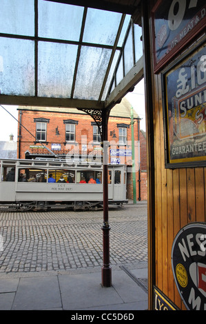 Le tramway électrique dans maison de ville édouardienne, Beamish, le nord de l'Angleterre Open Air Museum, County Durham, England, United Kingdom Banque D'Images