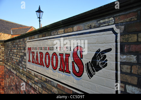 Signe traditionnel pour thé en Beamish, le nord de l'Angleterre Open Air Museum, County Durham, England, United Kingdo Banque D'Images