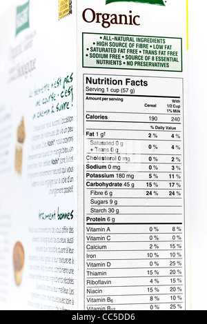 Boîte de céréales biologiques, nutrition label, Close up Banque D'Images