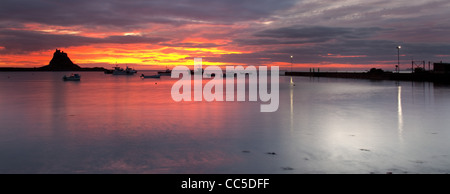 Paysage panoramique vue du château de Lindisfarne et le port juste avant le lever du soleil. Banque D'Images