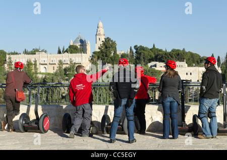 Groupe de touristes avec des segways à vue avec l'église de la dormition à BKGD. Jérusalem Israël. Banque D'Images