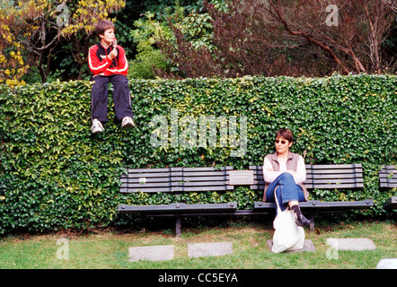 Les femmes de race blanche se reposant dans le Jardin botanique de Wellington, Wellington, Nouvelle-Zélande Banque D'Images