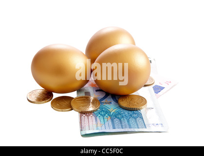 Les oeufs d'or avec de l'argent sur fond blanc Banque D'Images