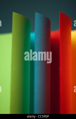 Macro image de panneaux colorés feuilles de papier en forme de ventilateur, sur fond orange Banque D'Images