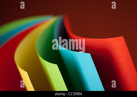 Macro image de panneaux colorés feuilles de papier en forme de ventilateur, sur fond orange Banque D'Images