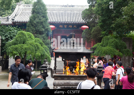 Les gens priant avec le parfum devant le Grand Hall, les Fa Yuan Temple, Beijing, Chine Banque D'Images