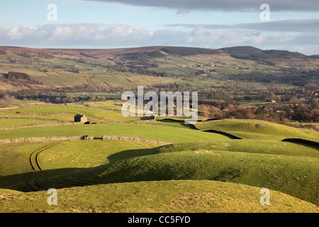 La vue de l'ancienne colline Tumulus de Kirkcarrion à travers le Tees Valley vers Eggleston Teesdale commun County Durham Banque D'Images