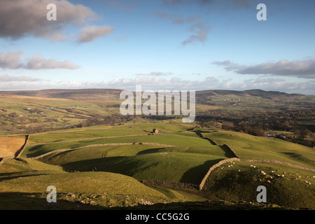 La vue de l'ancienne colline Tumulus de Kirkcarrion à travers le Tees Valley vers Eggleston Teesdale commun County Durham Banque D'Images