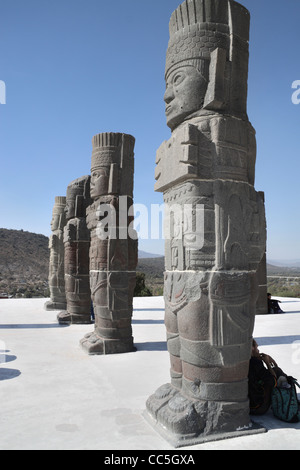 Les statues de guerriers Atlantes Quetzacoatl habillé en plumes et les dieux.Toula, Hidalgo. Le Mexique. Banque D'Images