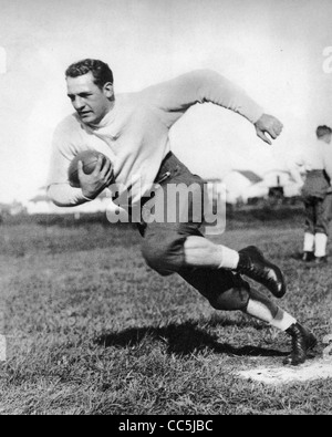 HAROLD 'RED' GRANGE (1903-1991) Le football américain halfback Banque D'Images