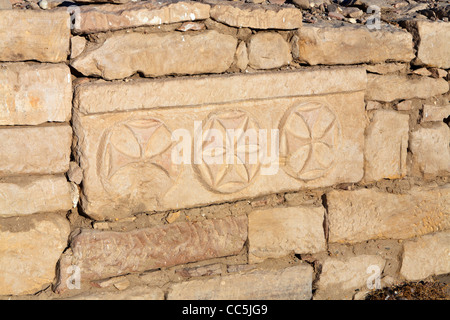 Avis de symboles chrétiens sur le bloc dans le temple funéraire du pharaon Ramsès III, Médinet Habou, Cisjordanie, Luxor, Egypte Banque D'Images