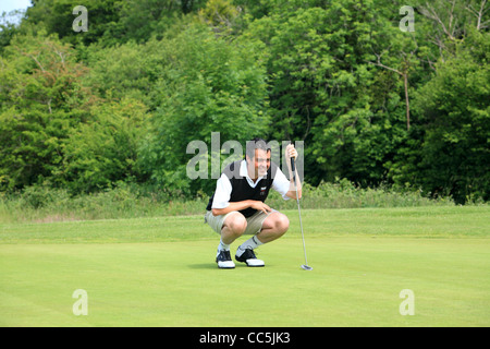 Sa doublure golfeur putt sur le green Banque D'Images