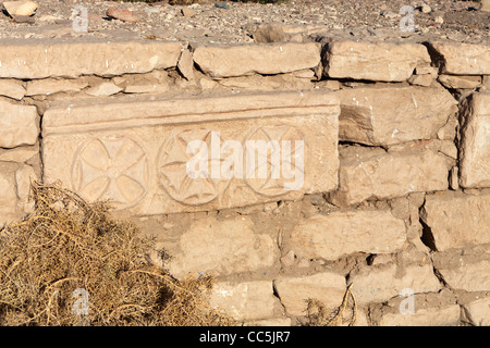 Avis de symboles chrétiens sur le bloc dans le temple funéraire du pharaon Ramsès III, Médinet Habou, Cisjordanie, Luxor, Egypte Banque D'Images