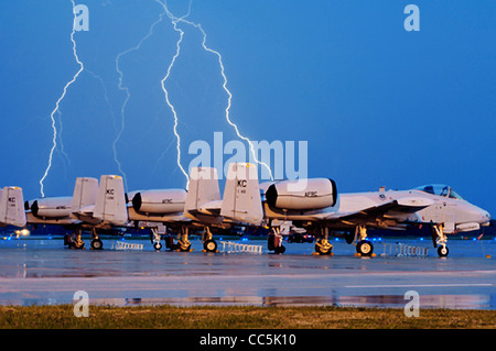 Foudre derrière une ligne de A-10 Thunderbolt sur la rampe, 20 octobre 2009 à Whiteman Air Force Base, MO Banque D'Images