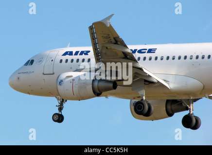 Airbus A318-100 d'Air France (F-GUGJ) Terres à l'aéroport Heathrow de Londres, Angleterre. Banque D'Images