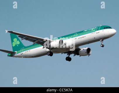 Aer Lingus Airbus A321-200 (EI-PCF, Saint Ida) atterrit à l'aéroport Heathrow de Londres, Angleterre. Banque D'Images