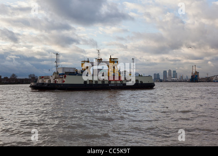 Ferry de Woolwich - service gratuit de l'autre côté de la Tamise Banque D'Images