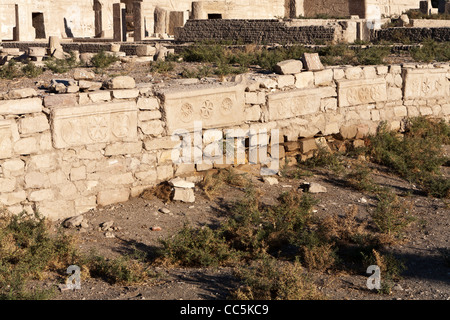 Avis de symboles chrétiens sur le bloc dans le temple funéraire du pharaon Ramsès III, Médinet Habou, Cisjordanie, Luxor, Egypte Banque D'Images