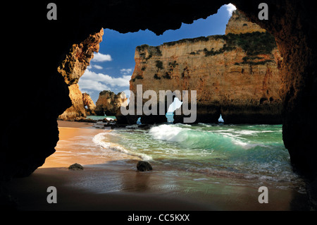 Le Portugal, l'Algarve : vue depuis une caverne d'une petite baie rocheuse inconnu près de Alvor Banque D'Images