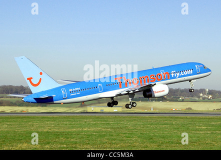 Thomsonfly Boeing 757-200 (G-BYAJ) décolle de l'aéroport de Londres Luton, Angleterre, Royaume-Uni Banque D'Images