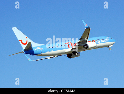 Thomsonfly Boeing 737-800 (G-FDZA) décolle de l'aéroport de Londres Luton, Angleterre. Banque D'Images