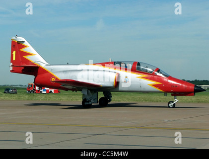 Casa C-101 Aviojet entraîneur de l'équipe Espagnol Patrulla Aguila, roulage pour le décollage au Royal International Air Tatto Banque D'Images