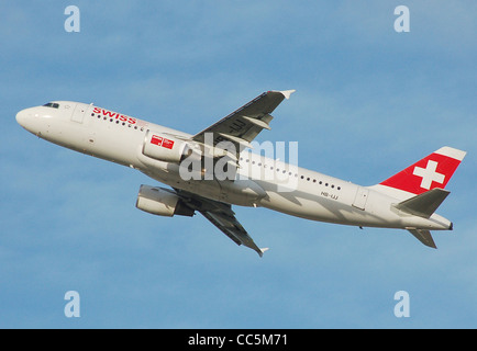 Swiss International Air Lines Airbus A320-200 (HB-IJJ) décolle de l'aéroport Heathrow de Londres, Angleterre. Banque D'Images