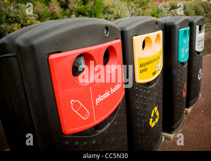 Rangée de bacs de recyclage triés et de déchets généraux dans un centre-ville du Royaume-Uni Banque D'Images