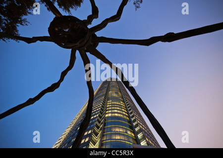 Japon, Tokyo, Roppongi, Tour Mori et Maman Sculpture araignée Banque D'Images