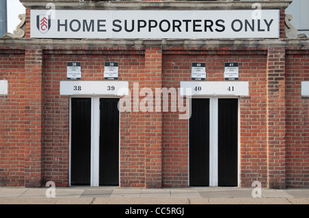 Tourniquets traditionnels pour les partisans d'accueil sur la route de Stevenage, Craven Cottage, accueil de Fulham Football Club, à l'ouest de Londres, Royaume-Uni. Banque D'Images
