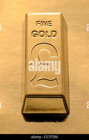 Gold Bar avec Sterling Pound symbol relief sur un fond d'or Banque D'Images