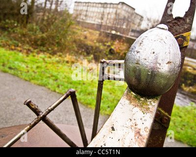 Artwork trouvé dans un parc, à Slaithwaite dans le Yorkshire de l'ouest du village Banque D'Images