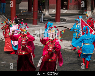 Les personnes qui font de l'opéra chinois local, Monastère Tianning, Zhengding, Shijiazhuang, Hebei, Chine Banque D'Images