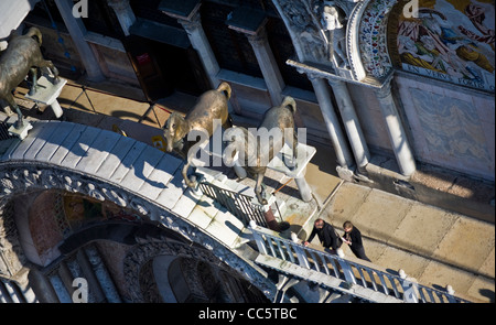 Vue aérienne de l'Hourses quatre de San Marco avec les touristes sur le balcon de la Basilique Banque D'Images