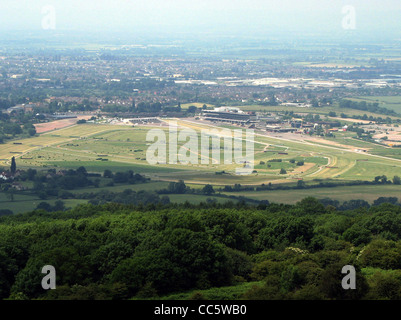 L'hippodrome de Cheltenham est un lieu de courses hippiques de premier plan dans le Gloucestershire, en Angleterre. Cette vue, prise de Cleeve Hill, offre une perspective panoramique de l'hippodrome, avec la ville de Cheltenham en arrière-plan. L'hippodrome est réputé pour ses événements prestigieux, dont le Festival de Cheltenham. Banque D'Images
