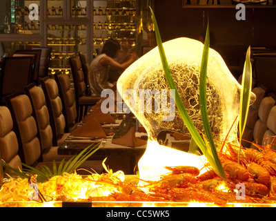 Homard cuit offert dans le restaurant buffet, Sofitel Dongguan Royal Lagoon, Shenzhen, Guangdong, Chine Banque D'Images